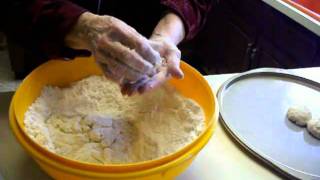 How to Make Mommas Homemade Biscuits [upl. by Cal597]