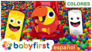 JUGANDO CON PELOTAS DE COLORES  Colores en español para niños  BabyFirst Español [upl. by Thirza941]