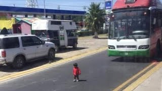 Mexibus por poco atropella a niño en estación Palomas L1 [upl. by Amasa]